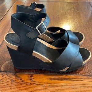 Clark’s Flex Sun Wedge Sandal Black leather canvas 7.5 ankle strap cross cross